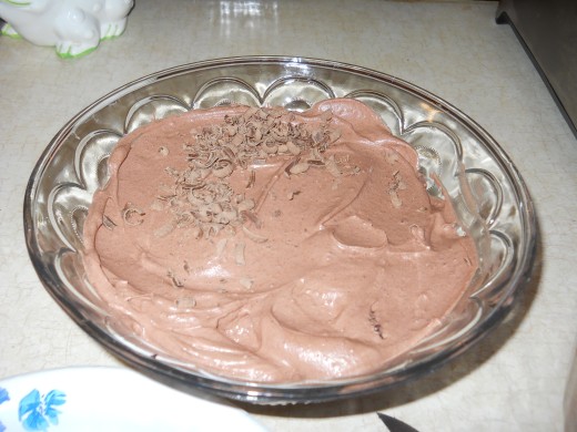 Add a layer of chocolate mousse and sprinkle with grated chocolate.